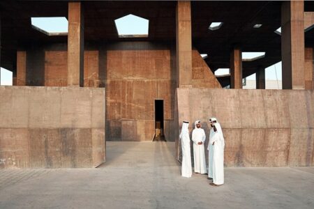 L’imponente spazio pubblico disegnato da Valerio Olgiati reinterpreta la tipologia del mercato coperto, offrendo un nuovo momento di ombra e silenzio nel centro di Al-Muharraq (https://commons.wikimedia.org/wiki/File:Brutarchitekt,_Muharraq.jpg)