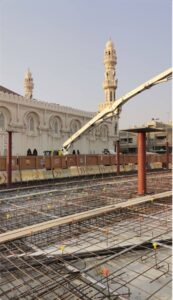 Parcheggio di Christian Kerez a Al-Muharraq, Bahrain: la distanza ravvicinata tra uno dei parcheggi e il palazzo storico retrostante, uno dei motivi che ha portato alla sua demolizione (© Luca Bonazzi)