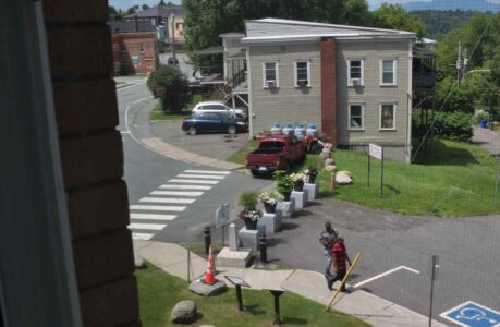 Due giovani si avvicinano alla linea di confine. Appena dopo verranno fermati da agenti canadesi per un controllo.