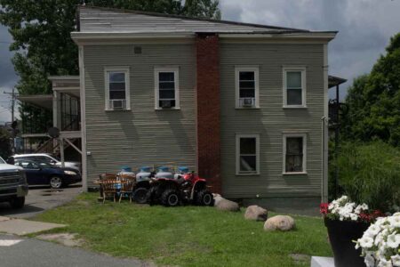 La casa accanto alla biblioteca, una delle ultime line houses ancora abitate di Derby Line