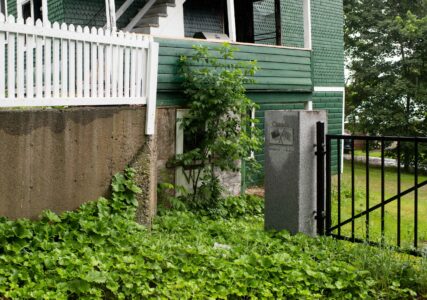 Marker di confine tra Derby Line (Vermont) e Stanstead (Québec), collocato accanto a Una delle abitazioni attraversate dalla linea. Negli ultimi anni, elementi puntuali come blocchi di granito e piccoli dispositivi di controllo hanno progressivamente sostituito edifici transfrontalieri rimossi lungo la frontiera