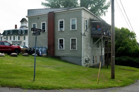 La casa accanto alla biblioteca, una delle ultime line houses ancora abitate di Derby Line
