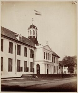 Il municipio di Jakarta (Batavia) in una foto storica (tra il 1845 e il 1910). Source: Leiden University
Libraries.