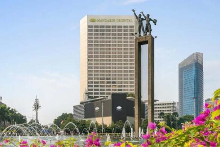 Il Mandarin Oriental sullo sfondo della fontana monumentale Selamat Datang. Source: https://s3.uswest-
1.amazonaws.com/assets.curatorstravel.com/original/
hotels/1479/1721199266738.webp