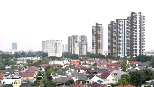 Edifici residenziali a South Jakarta visti al tramonto, aprile 2024 (Giulio Gonella)