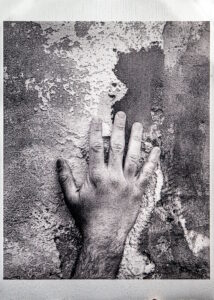 Mano su cemento, foto Davide Canella