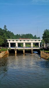 La diga di Malaka Sari, nell’East Flood Canal. Source: Commons Wikimedia (Irvan Ary Maulana)
