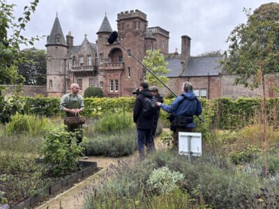 Hospitalfield, Nigel Dunnett nel Walled Garden durante la realizzazione del documentario realizzato dalla FBSR per il Premio Scarpa (courtesy FBSR, © Patrizia Boschiero)