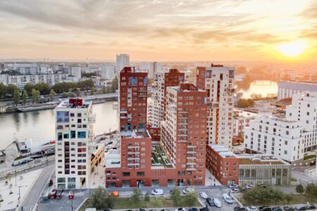 Un nuovo skyline per Ivry-sur-Seine e le rive della Senna. La snellezza delle torri, la modulazione delle altezze e la permeabilità tra i volumi offrono viste ampliate, una molteplicità di orientamenti e una ricca diversità di tipologie abitative. (© Nicolas Grosmond)