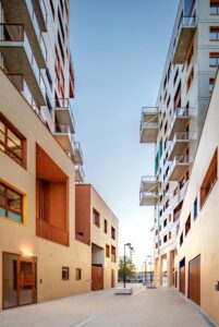 Un piano terra densamente programmato. Le ville urbane e gli spazi commerciali si affacciano sui due nuovi passaggi pedonali. (© Nicolas Grosmond)