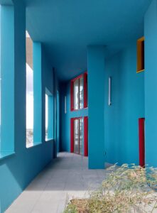 Gli spazi comuni e le loro terrazze turchesi si trovano al settimo piano (© STAR strategies + architecture)