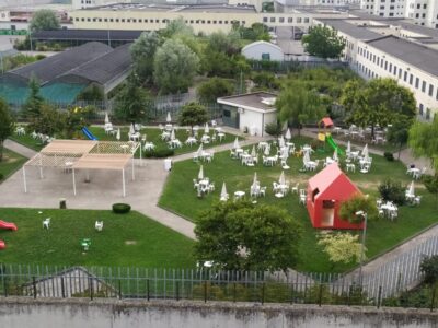 Vista aerea del giardino degli incontri con la "Pergola" e la "Casetta rossa": la foto è stata scattata da un agente di polizia penitenziaria dalla caserma che affaccia su quella zona, testimoniando l’importante partecipazione che il corpo di polizia ha offerto