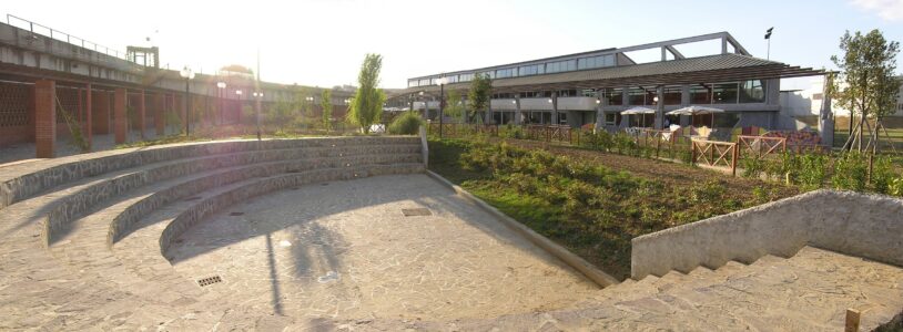 Il “Giardino degli incontri” nel carcere di Sollicciano (Firenze), con il teatro all’aperto e il nuovo edificio destinato ai colloqui e alle iniziative pubbliche. Progettato da Giovanni Michelucci e collaboratori come nucleo di urbanità nel perimetro della pena (Archivio Fondazione Michelucci)