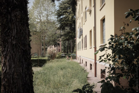 Spazi di pertinenza condominiali a Bologna (© Gianluca Rizzello)