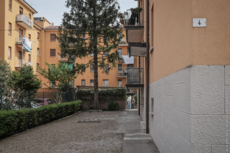 Spazi di pertinenza condominiali a Bologna (© Gianluca Rizzello)