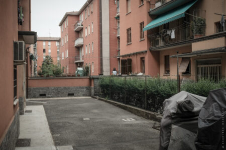 Spazi di pertinenza condominiali a Bologna (© Gianluca Rizzello)