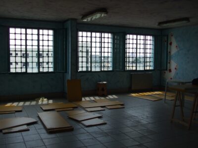 Locale in disuso nel 7° reparto del carcere di Bollate, prima di essere adibito a biblioteca