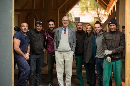 Renzo Piano con i tre giovani architetti del G124 Roma, Martina Passeri, Attilio Mazzetto e Tommaso Marenaci, il direttore tecnico della falegnameria convenzionato con la Casa Circondariale di Viterbo, Eriberto Berti e i detenuti che hanno collaborato alla realizzazione Aleks, Andrea e Borislav (© Alessandro Lana)