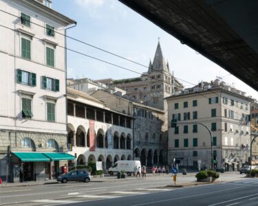 Un accesso al centro storico visto da sotto la sopraelevata sul lungomare (© Emanuele Piccardo)