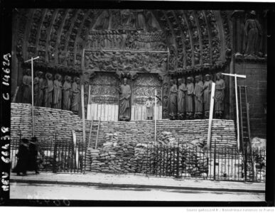Protezione dei monumenti: Notre-Dame, la porta centrale (Agence Meurisse - © gallica / Bibliothèque nationale de France)