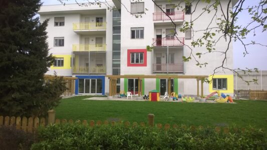 ICAM di Torino, vista esterna dell’edificio inserio nell’area verde attrezzata