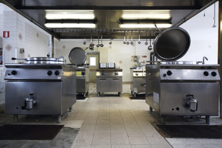 "The women of Rebibbia. Walls of stories" (foto © Francesca Pompei): cucina nella quale, con il supporto della Municipalità, alcuni volontari e associazioni corsi con detenuti selezionati