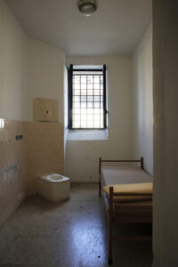 "The women of Rebibbia. Walls of stories" (foto © Francesca Pompei): cella di sicurezza nell'edificio Cellulare. La detenzione di sicurezza può essere punitiva, sanitaria o in caso di comportamenti pericolosi o autolesionisti, e dura al massimo una settimana