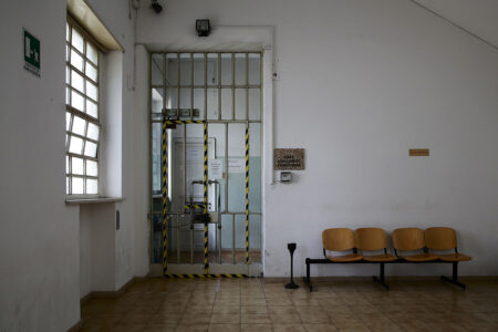 "The women of Rebibbia. Walls of stories" (foto © Francesca Pompei): entrata della sala visite