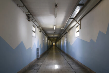 "The women of Rebibbia. Walls of stories" (foto © Francesca Pompei): corridoio dell'edificio Camerotti