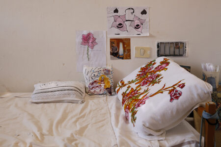 "The women of Rebibbia. Walls of stories" (foto © Francesca Pompei): cella dell'edificio Camerotti