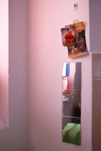"The women of Rebibbia. Walls of stories" (foto © Francesca Pompei): cella dell'edificio Camerotti