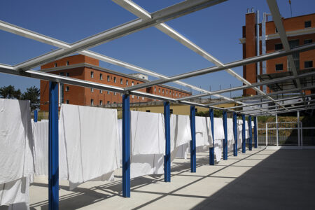 "The women of Rebibbia. Walls of stories" (foto © Francesca Pompei): la zona lavanderia, che si occupa anche della sezione maschile e del carcere Regina Coeli