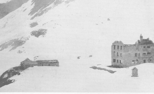 Il rifugio Bartolomeo Gastaldi, edificato nel 1910, distrutto; a sinistra, il vecchio rifugio del 1880