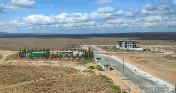 Il cantiere di Konza Technopolis con il data centre temporaneo e l'hotel in costruzione (© Andrea Pollio)