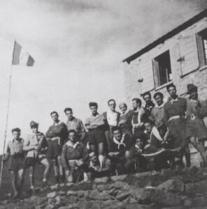 Partigiani davanti a un rifugio alpino