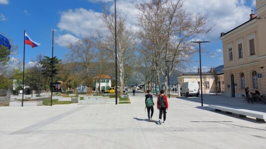 Nova Gorica: il viale di arrivo alla stazione e il piazzale davanti la stazione Transalpina (© Lucia Krasovec-Lucas)