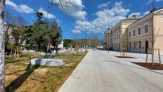 Nova Gorica: vista del piazzale di ingresso storico alla stazione Transalpina (© Lucia Krasovec-Lucas)