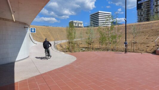 Nova Gorica: uscita verso Nova Gorica (sullo sfondo) del sottopasso (progetto Sadar+Vuga) ai binari che collega le due città (© Lucia Krasovec-Lucas)