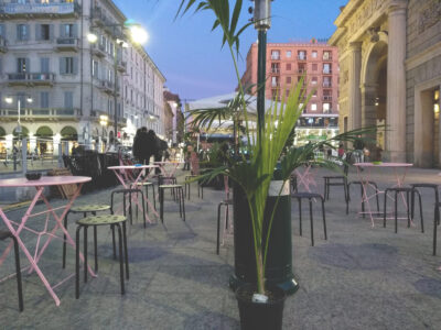 Dehors in piazza XXV aprile (© Isabella Spagnolo)