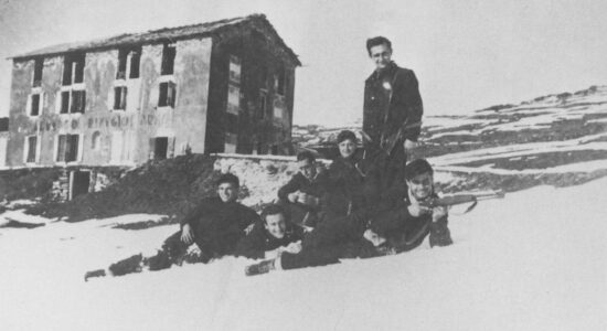 Partigiani davanti a un albergo-rifugio alpino