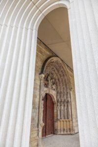 Cattedrale di Sant Maurice, Angers nuovo portico Kengo Kuma, 2026 (courtesy Comune di Angers, © Thierry Bonnet)