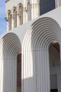 Cattedrale di Sant Maurice, Angers nuovo portico Kengo Kuma, 2026 (courtesy Comune di Angers, © Thierry Bonnet)