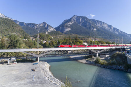 Ponte ferroviario Hinterrhein a Reichenau (CH). Design: COWI, Walt Galmarini, Dissing+Weitling Architects