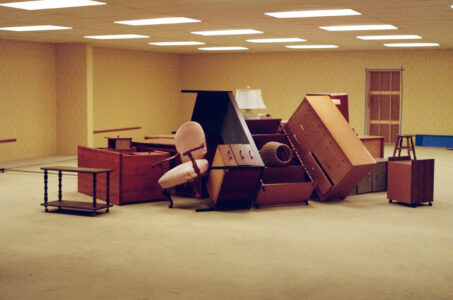 Scene del film "Backrooms", 2026