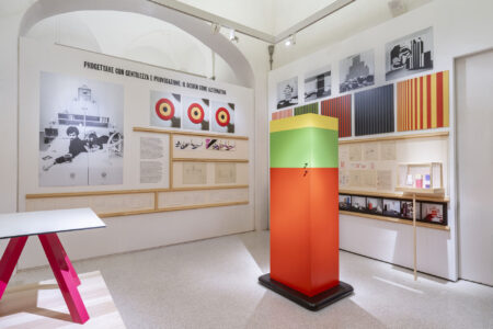 mostra "Io sono un architetto. Ettore Sottsass", Pistoia, 2026 (courtesy Fondazione Pistoia Musei, © Ela Bialkowska, OKNOstudio)