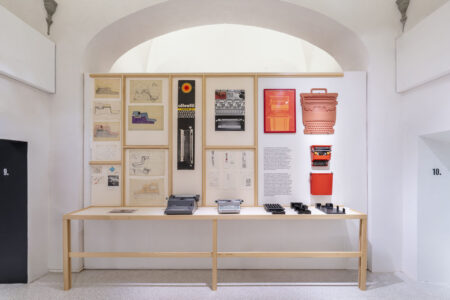 mostra "Io sono un architetto. Ettore Sottsass", Pistoia, 2026 (courtesy Fondazione Pistoia Musei, © Ela Bialkowska, OKNOstudio)
