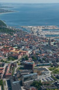Vista di Aarhus con in primo piano il Museo ARoS (© Petri and Betz)