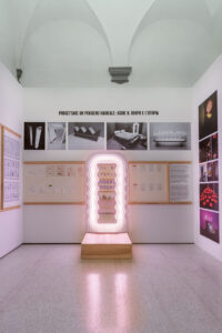 mostra "Io sono un architetto. Ettore Sottsass", Pistoia, 2026 (courtesy Fondazione Pistoia Musei, © Ela Bialkowska, OKNOstudio)