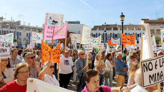 La manifestazione di protesta dell'organizzazione attivista Sí a la Tierra Viva contro l'estrazione di terre rare a Valdepeñas, Spagna. (© Plataforma Sí a la Tierra Viva)