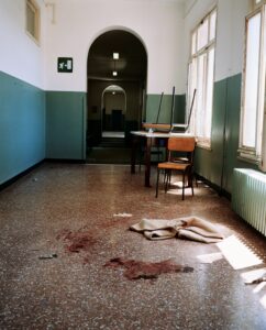 Genova 2001, serie "Treading on Kings. Protesting the G8 in Genoa" (@Joel Sternfeld), il 5° piano della Scuola Diaz